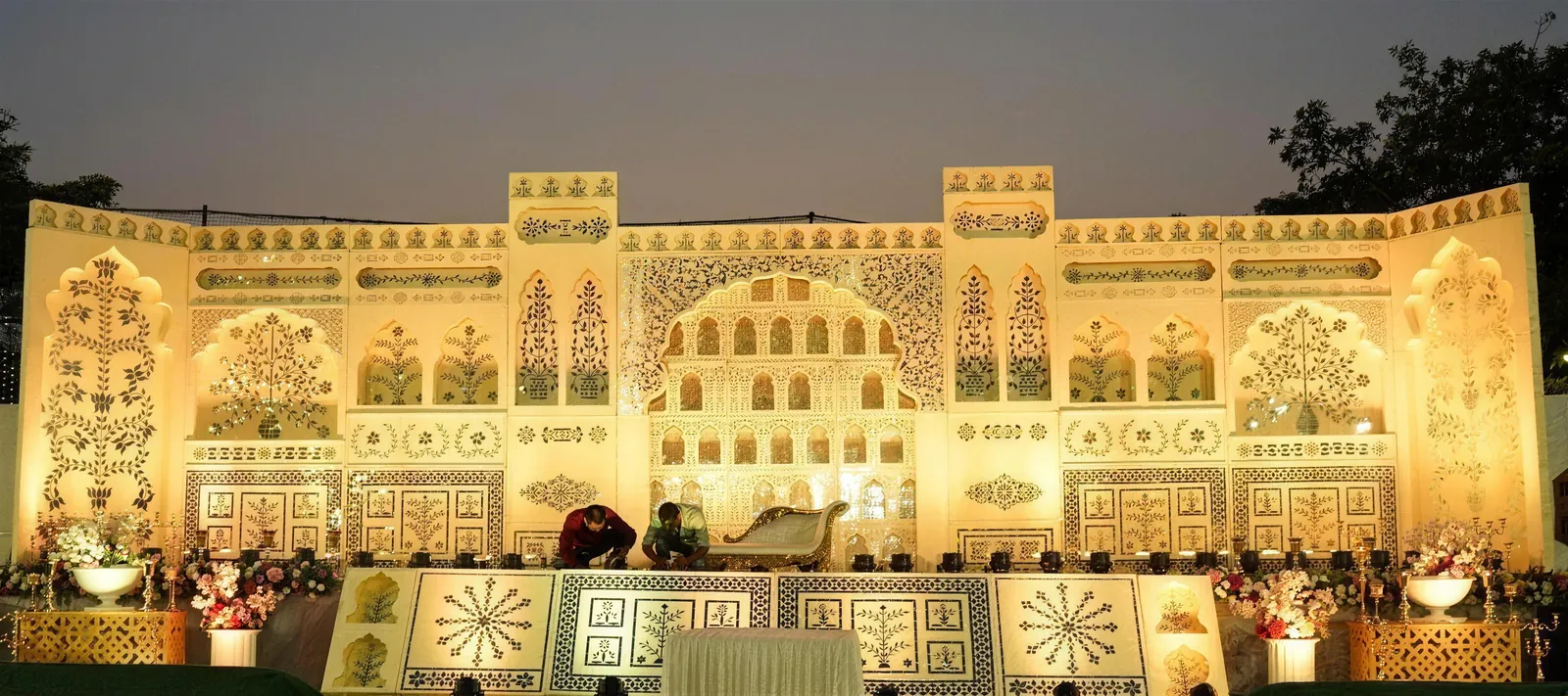 Illuminated facade set