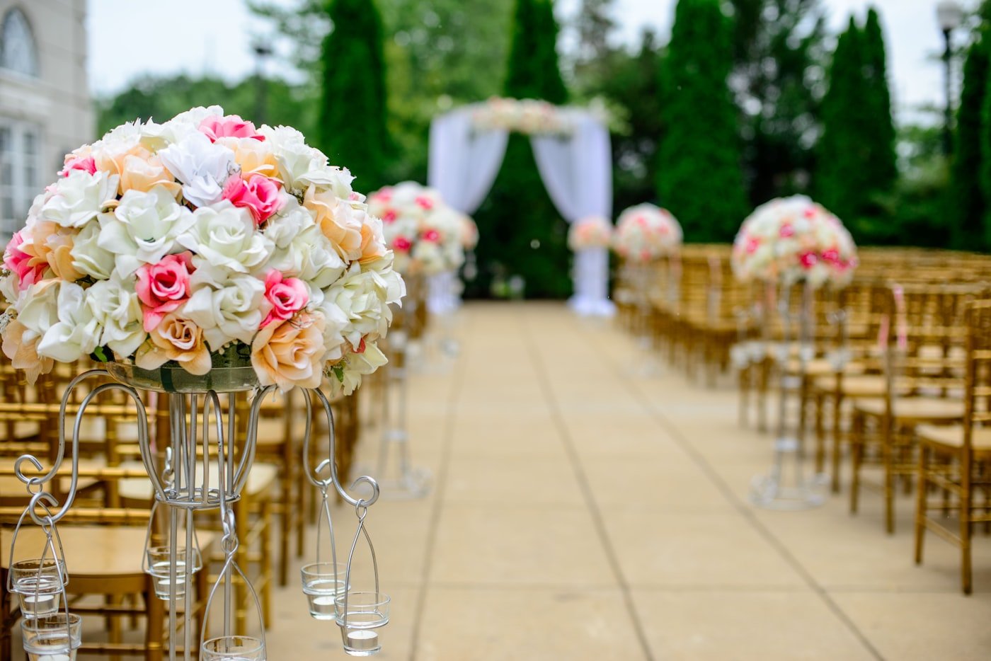 How to Choose the Right Event Decorator for Your Wedding